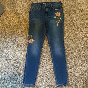 Old navy women’s rockstar floral embroidered jeans 6